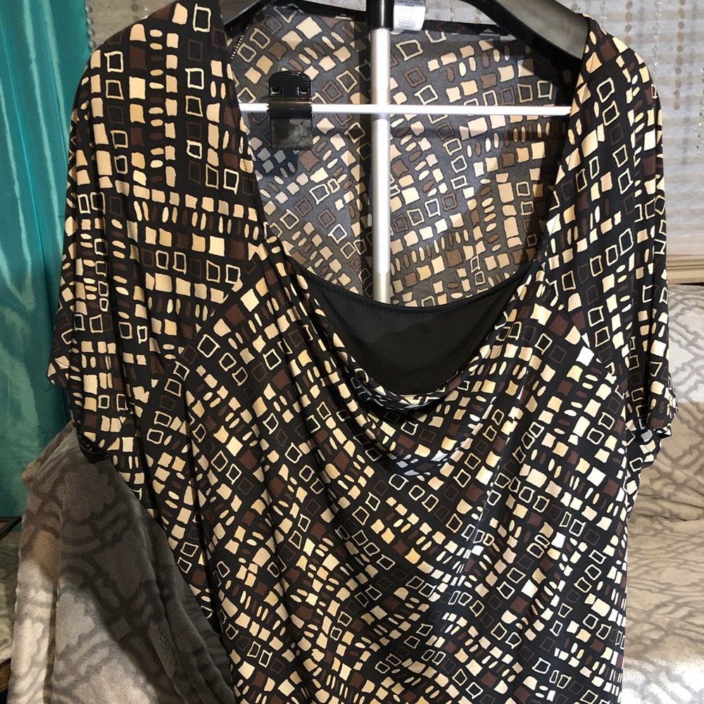 Brown & black scoopneck top🎉Buy 2 $5 get1 free.🎉